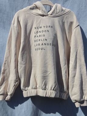H&M Kids Cream Hoodie Sweatshirt with City Names            Size 4-6
